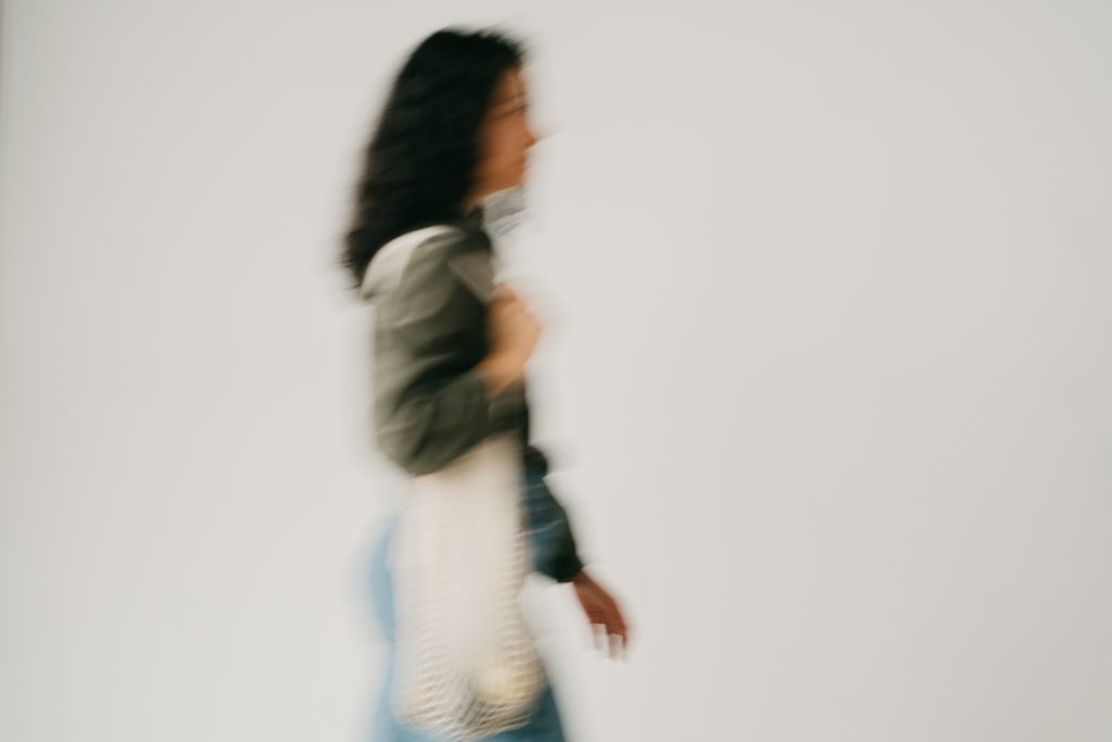Mujer caminando después de comer para mejorar la glucosa en el SOP.