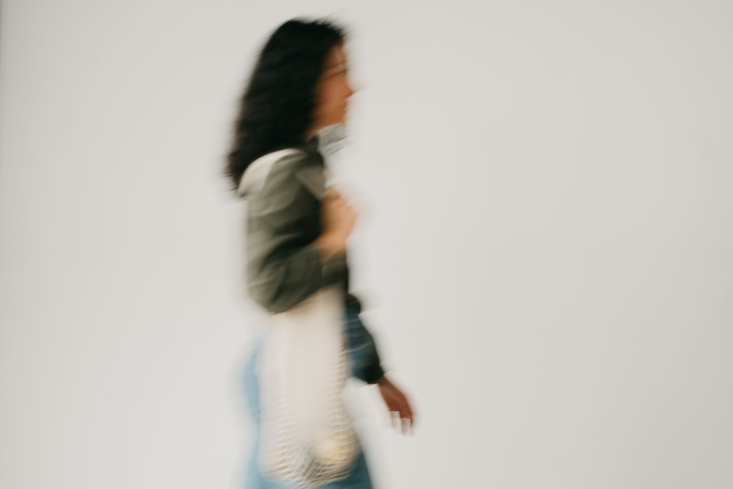 Mujer caminando después de comer para mejorar la glucosa en el SOP.